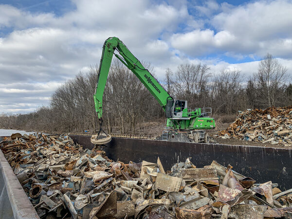 SENNEBOGEN 840 Umschlagbagger im Schrottumschlag, Rückgewinnung von Eisen aus Bauschutt, Extrahieren von Metallschrott, USA