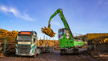 Umschlagmaschine SENNEBOGEN 730 M beim Holzumschlag