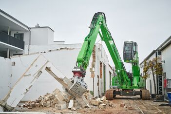 Demolition machine excavator SENNEBOGEN 825 selective dismantling demolition grab narrow construction site