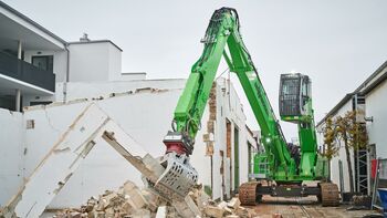 Demolition machine excavator SENNEBOGEN 825 selective dismantling demolition grab narrow construction site