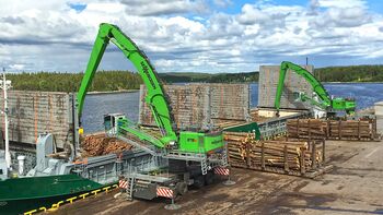 Holzumschlag Umschlagbagger Umschlagmaschine SENNEBOGEN 875 E Mobil Pylon Schiffsentladung Schiffsbeladung Beladung Entladung Baumstämme Rundholz