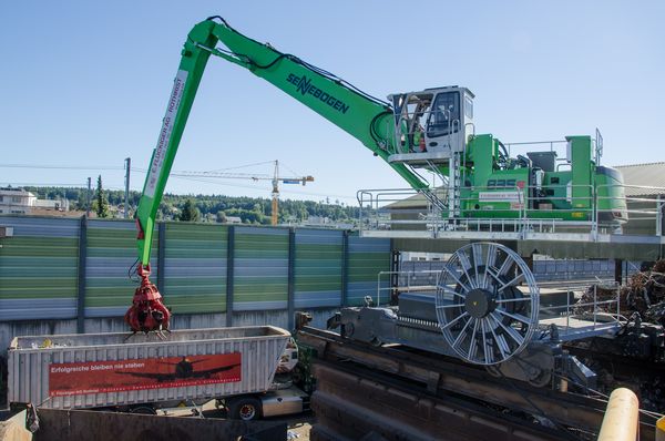 Download RGB (300 dpi) SENNEBOGEN 835 Elektro E-Serie Schienenunterwagen Elektroumschlagmaschine Elektroumschlagbagger Umschlagmaschine Umschlagbagger Schrottumschlag