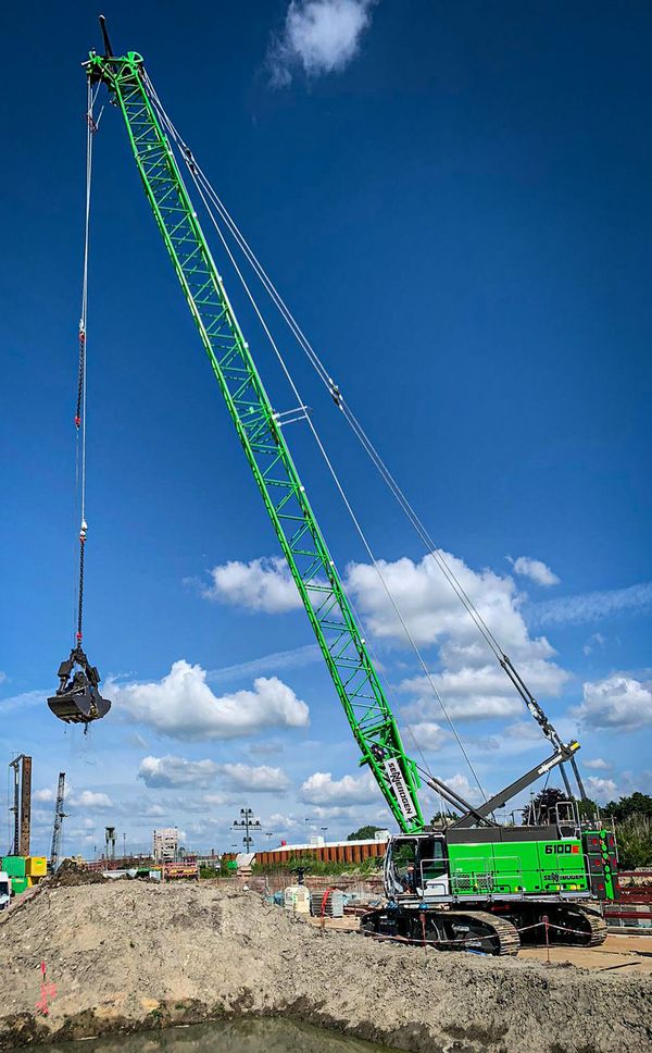 SENNEBOGEN 6100 HD, 100 t duty cycle crane in clamshell grab operation SENNEBOGEN 100 t duty cycle crane in clamshell grab operation on the prestigious project "New 5th lock chamber at Brunsbüttel"