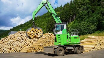 Rundholzplatz; SENNEBOGEN 735, Holzumschlag, Pick and Carry Maschine