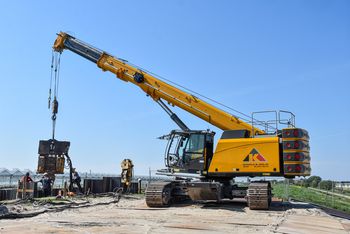 Raupentelekran mit 70 Tonnen Traglast, SENNEBOGEN 673 E, Spundwandmontage unter Hochspannungsleitung, Niederlande Raupentelekran mit 70 Tonnen Traglast, SENNEBOGEN 673 E, Spundwandmontage unter Hochspannungsleitung, Niederlande