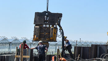 Crawler telecrane with 70-tonne load capacity, SENNEBOGEN 673 E, sheet pile installation under high-voltage line, Netherlands