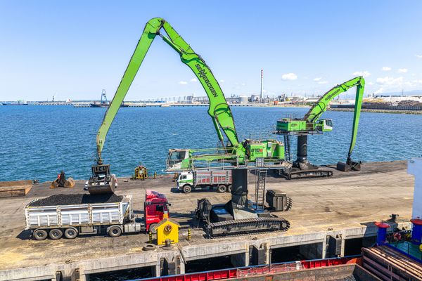 A SENNEBOGEN 870 E material-handling excavator handling bulk cargo at the Yeşilyurt harbor pier in Turkey.
