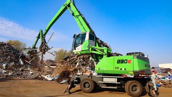 Umschlagbagger SENNEBOGEN 830 Mobil beim Recyclingumschlag