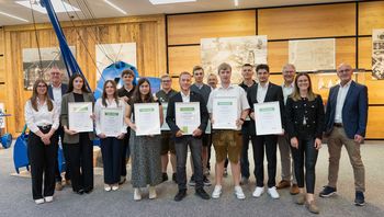 Geschäftsleitung und Ausbildungsverantwortliche gratulieren allen Absolventen zu den erfolgreich bestandenen Berufsabschlüssen.