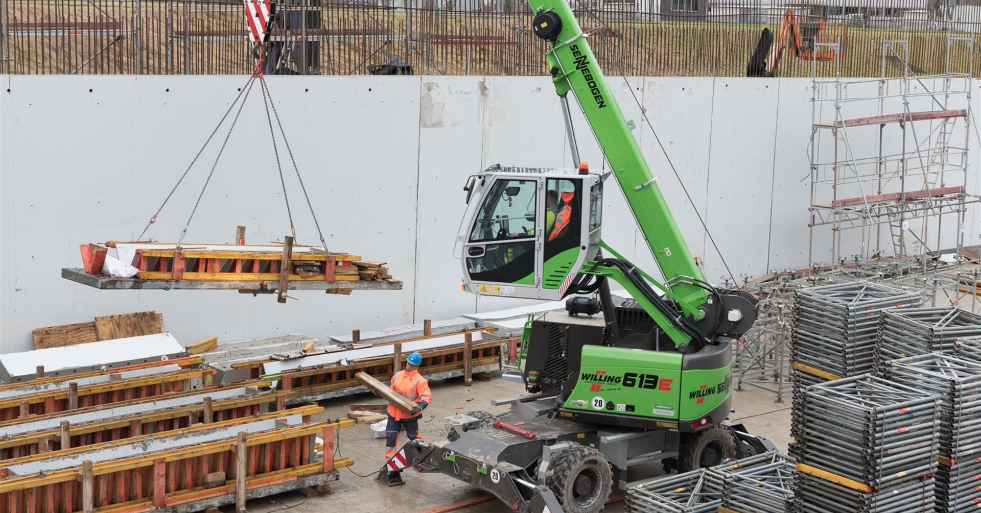 613 E - Compact Telescopic Crane with 16 t load capacity | SENNEBOGEN