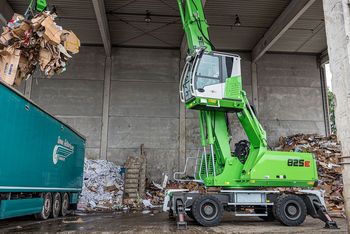 Umschlagbagger Umschlagmaschine SENNEBOGEN 825 in der Abfalllogistik, Wertstoffaufbereitung und im Recycling LKW beladen Beladung LKW mit hochfahrbarer Kabine und Mehrschalengreifer