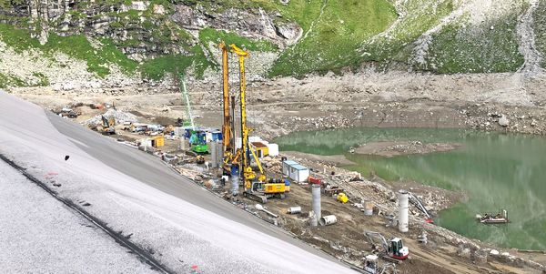 40 t SENNEBOGEN duty cycle crane supports construction work 2,200 m above sea level