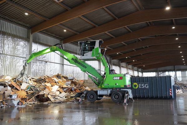 Zwei SENNEBOGEN 822 G Materialumschlagbagger im Recyclingeinsatz bei der ESG für Beschickung, Verladung und Umlagerung von Materialien.
