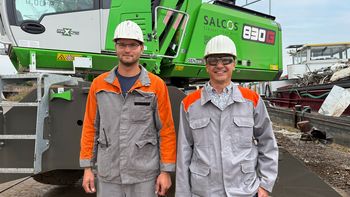 Umschlagmaschine aus grünem Stahl im Schrottrecycling