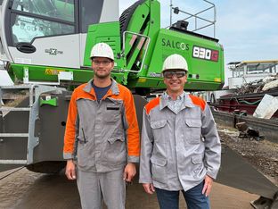 Umschlagmaschine aus grünem Stahl im Schrottrecycling