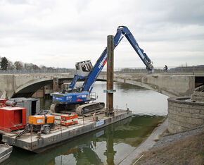 Abbruchbagger SENNEBOGEN 830 Raupe Brückenabriss auf Ponton