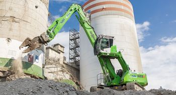 SENNEBOGEN 825 E Demolition im Rückbauprojekt Pescara als ergänzende Maschine für Abbrucharbeiten auf dem Industriegelände.