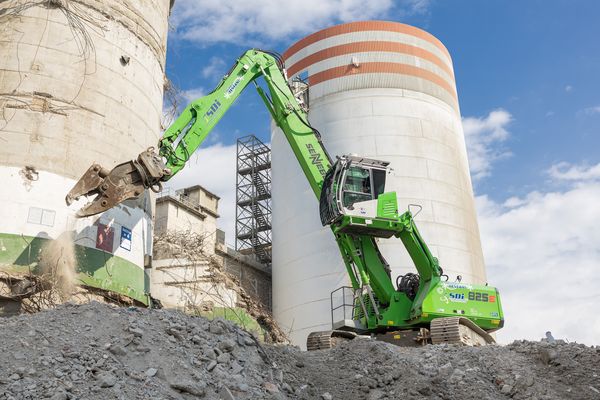 SENNEBOGEN 825 E Demolition im Rückbauprojekt Pescara als ergänzende Maschine für Abbrucharbeiten auf dem Industriegelände.