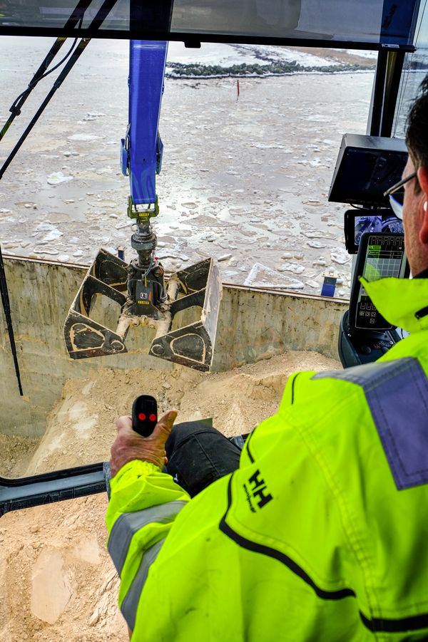 Umschlagbagger mit Elektromotor, SENNEBOGEN 875 E , umweltschonender Elektroantrieb, Hafen Åhus Schweden Umschlagbagger mit Elektromotor, SENNEBOGEN 875 E , umweltschonender Elektroantrieb, Hafen Åhus Schweden