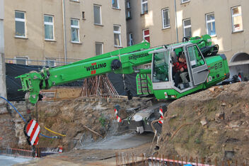 SENNEBOGEN kompakter und flexibler Telekran Teleskopkran 613 Hochbau