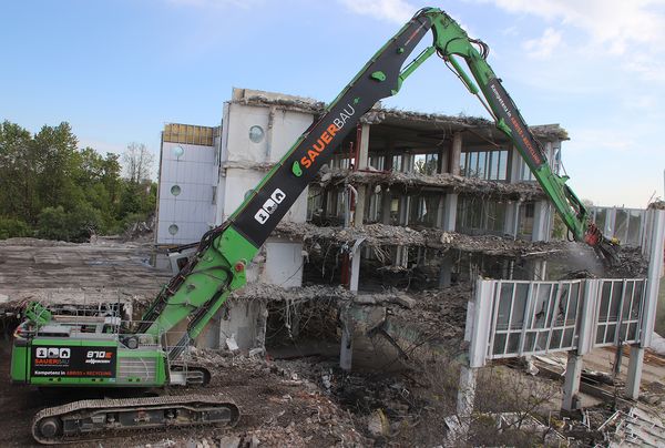 Der SENNEBOGEN 870 E Longfront-Abbruchmaschine