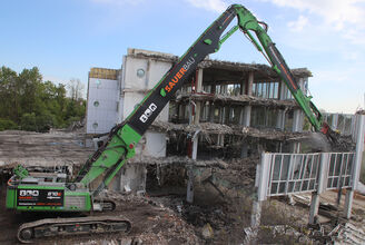 The SENNEBOGEN 870 E long front demolition excavator