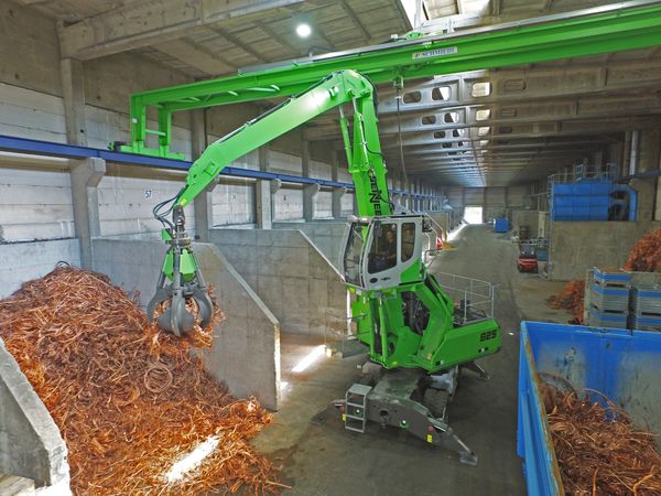 Mobile electric excavator with ceiling power supply SENNEBOGEN 825 Excavator Scrap handling Nickelhütte Aue
