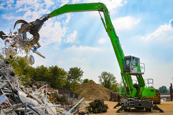 SENNEBOGEN material handler material handling machine 830 E scrap handling scrap yard orange peel grab