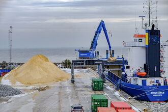 Port operator with increased handling capacity, SENNEBOGEN 875, electric drive in port handling