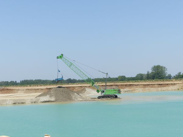 Download (300 dpi) Seilbagger SENNEBOGEN 6140 HD bei der Kiesgewinnung in Ariège, Frankreich