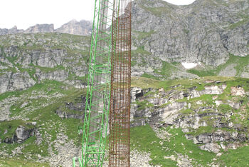 40 t SENNEBOGEN duty cycle crane supports construction work 2,200 m above sea level