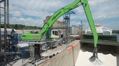 Umschlagbagger Umschlagmaschine SENNEBOGEN 835 E Hafenumschlag Zweischalengreifer Schiffsentladung Schüttgutumschlag Pylon