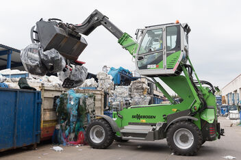 Robuster Teleskoplader für die Branche Abfallrecycling mit hochfahrbarer Kabine SENNEBOGEN 355 E - ideale Alternative zum Radlader: Recycling NIederhalterschaufel