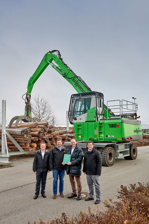 Download (300 dpi) SENNEBOGEN Auszeichnung Holzumschlag
