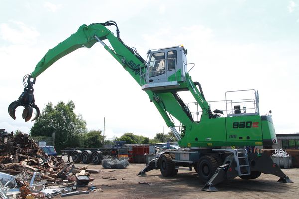 Download (RGB 300 dpi) SENNEBOGEN 830 Vario Tool Mobil Mobilunterwagen Mobilumschlagmaschine Mobilumschlagbagger Umschlagmaschine Umschlagbagger Abbruch Schrottumschlag