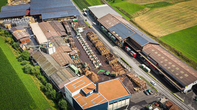 SENNEBOGEN 730 Holzumschlagmaschine im Pick & Carry-Einsatz mit Anhänger, Sägewerk, Schweiz