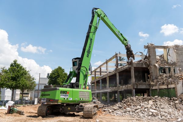 Abbruchmaschine SENNEBOGEN 830 E beim Abbruch des Möbelhauses in Regensburg