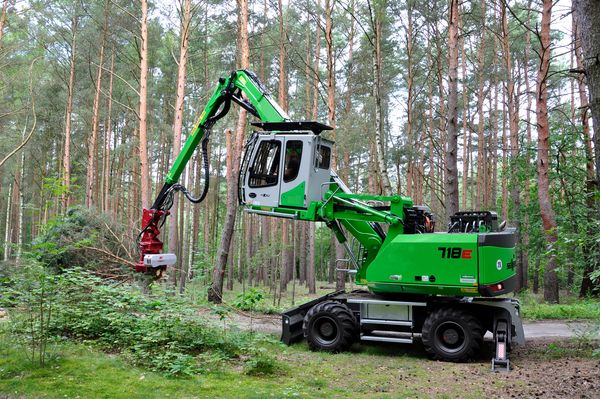 SENNEBOGEN Pick & Carry material handler 718 E