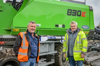 SENNEBOGEN 830 Mobil mit 17 m Ausrüstung, Beschicken der Ballenpresse, Beladung des LKW, Schrottumschlag, UK