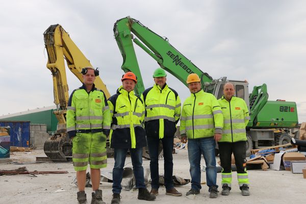 Umschlagbagger SENNEBOGEN 821 bei Beschickung in Schweden