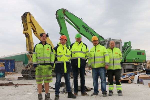 Umschlagbagger SENNEBOGEN 821 bei Beschickung in Schweden