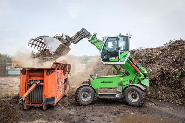 SENNEBOGEN 355 telehandler, composting plant, sorting of green waste, Germany SENNEBOGEN 355 telehandler, composting plant, sorting of green waste, Germany
