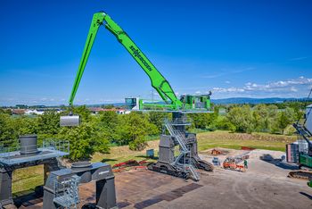 SENNEBOGEN 880 G material handler for efficient Handysize vessel handling.