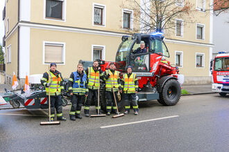 Ölspur beseitigen, SENNEBOGEN 340 G, Teleskoplader mit Feuerwehr Ausrüstung