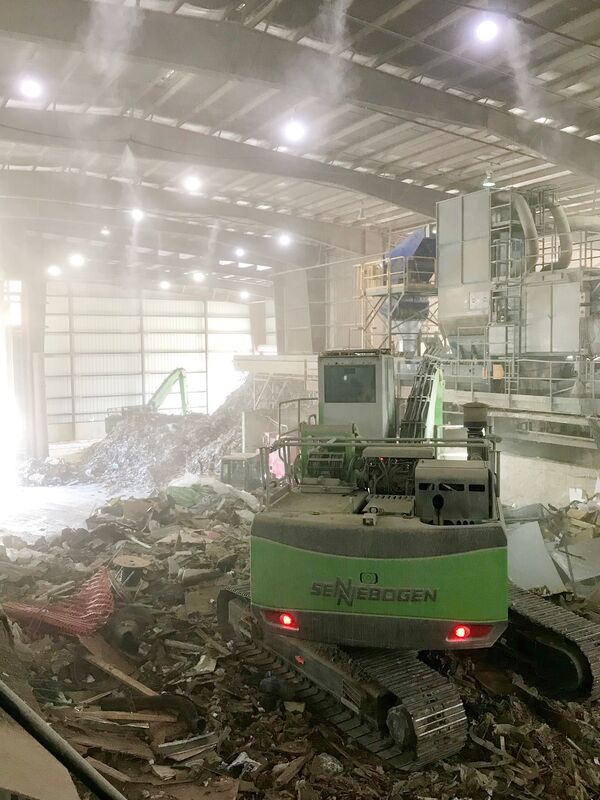Raupen-Umschlagbagger 818 R: Betrieb in den Hallen der Recyclinganlage in den USA