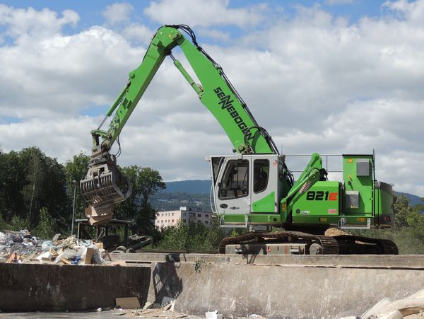 Sorting of recyclinSorting of recycling materials with 825 crawler electric excavator 