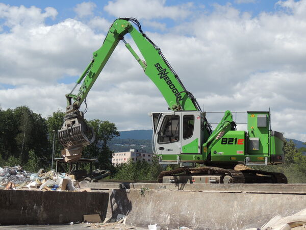 Sorting of recyclinSorting of recycling materials with 825 crawler electric excavator 