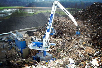 SENNEBOGEN Umschlagmaschine Umschlagbagger 830 Stationär Elektro Recycling Altholz Mehrschalengreifer