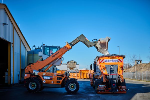 SENNEBOGEN 355 E_salt loading_winter service vehicle loaded with telehandler SENNEBOGEN 355 E_salt loading_winter service vehicle loaded with telehandler
