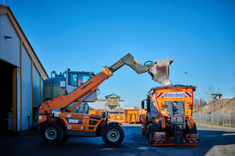 SENNEBOGEN 355 E_salt loading_winter service vehicle loaded with telehandler